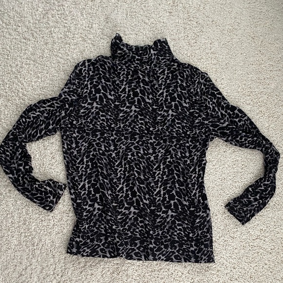 Turtleneck leopard print top, size XL - Picture 3 of 5